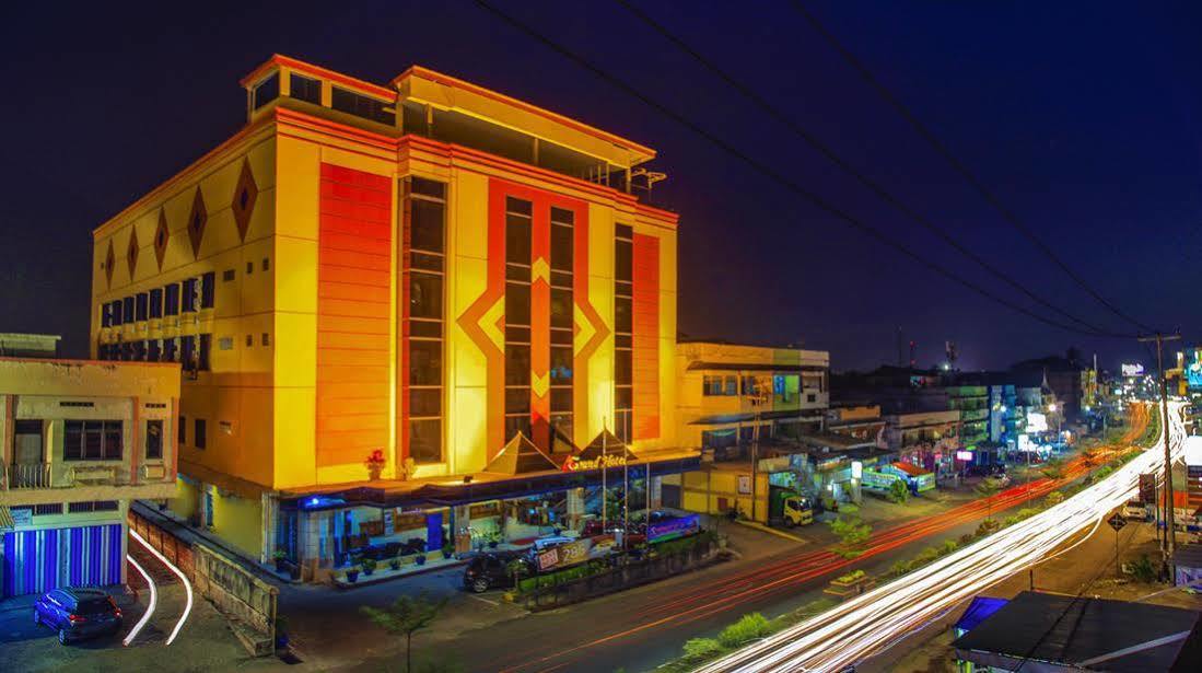 Grand Hotel Jambi Exterior photo